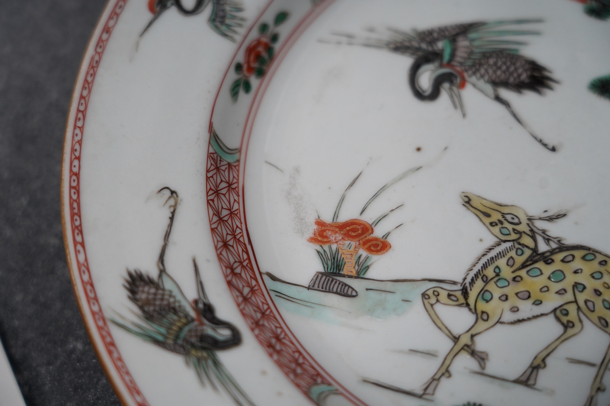 A Chinese famille verte ‘deer and crane’ dish and four matching plates, Kangxi period